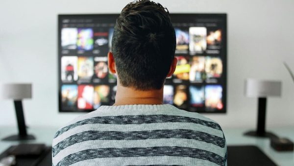 uomo guarda tv pixabay 2